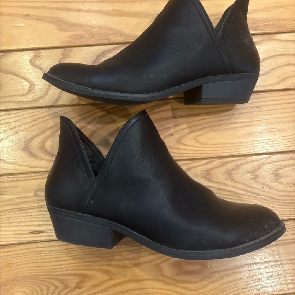 Universal Thread Size 8 Faux Leather Nora V-Cut Black Ankle Booties - Picture 3 of 8